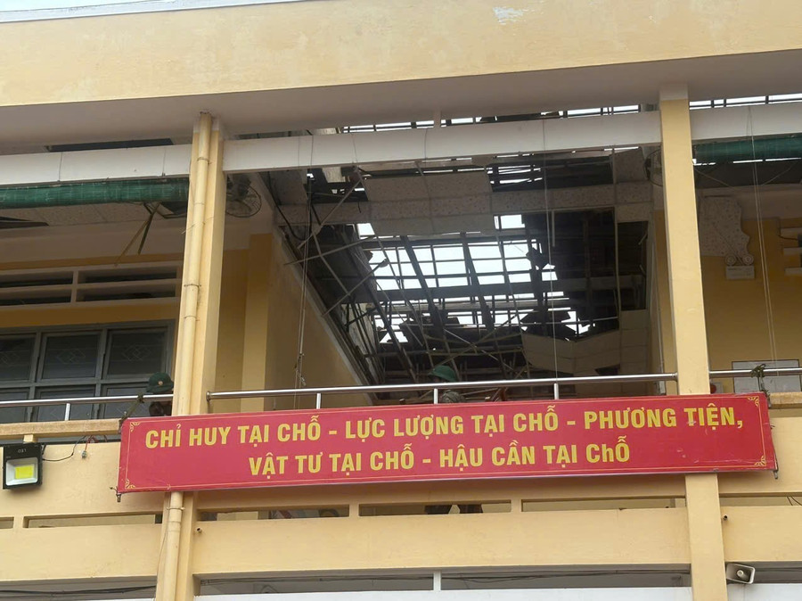 Trường học tan hoang sau khi bão Kalmaegi đổ bộ. z7204739745608-5b0578e85ee8f07f296b774dc14d73eb.jpg