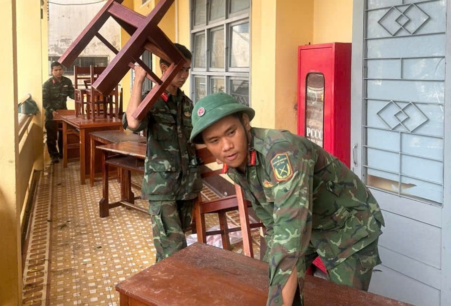 Lực lượng bộ đội hỗ trợ trường học khắc phục hậu quả sau bão. z7204739746653-1c3f01c353a6da9688c2e62077684bdf.jpg