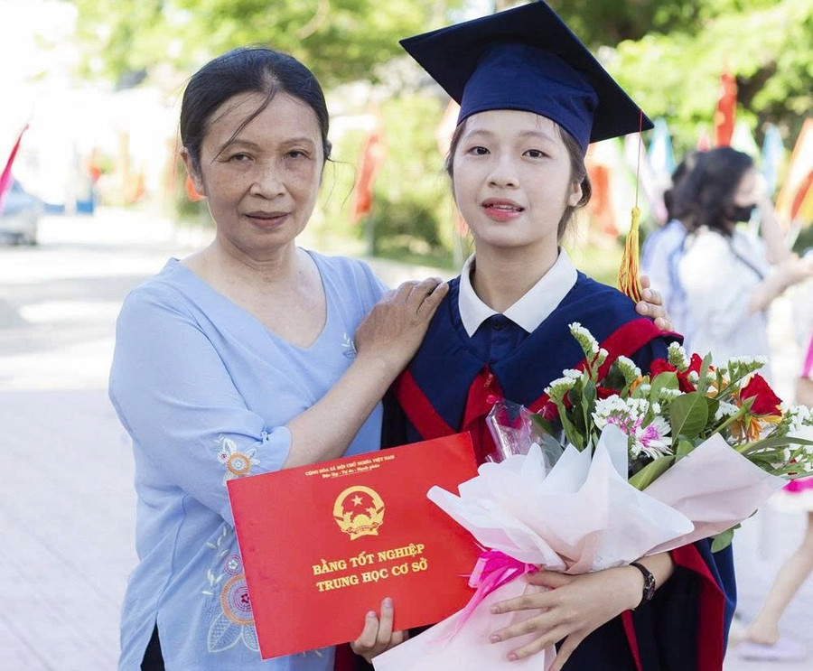 Ngô Đặng Quỳnh Mi luôn cố gắng học để không phụ lòng mong mỏi của mẹ.