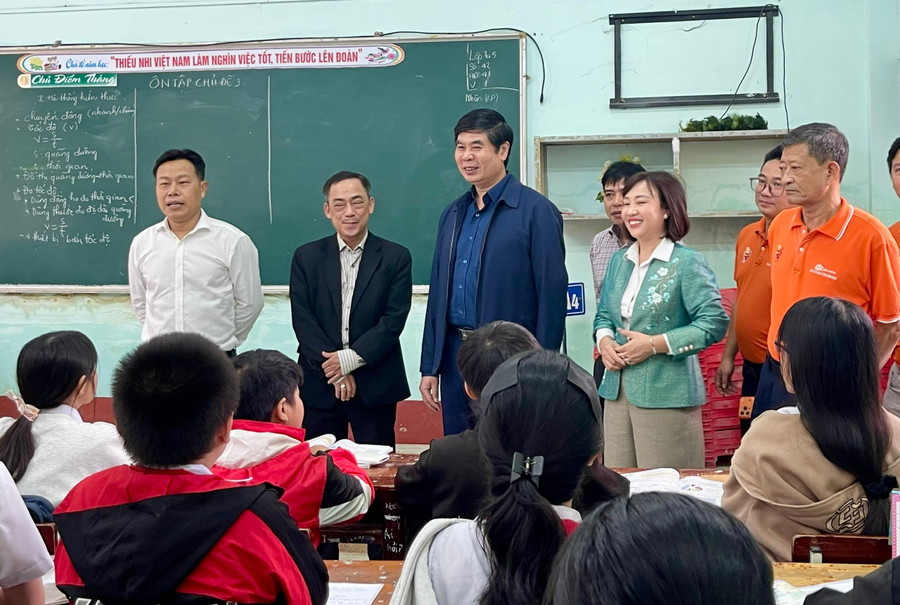 Thứ trưởng Lê Quân thăm thầy và trò Trường THCS Trần Bá.