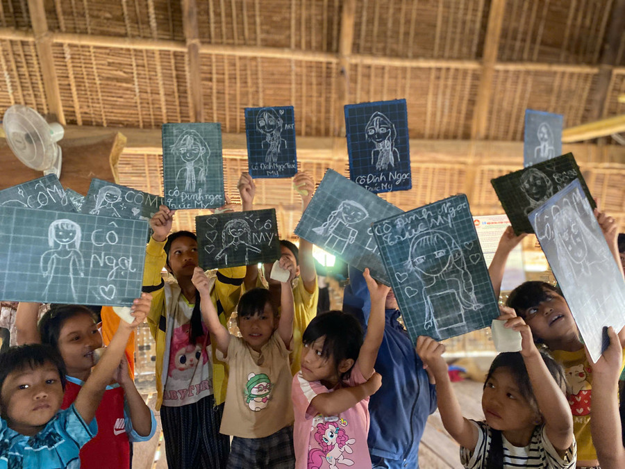 Những em nhỏ xã Ngok Réo (Quảng Ngãi). z6856781513971-2b49c46609481510ef034824ec32ea67.jpg