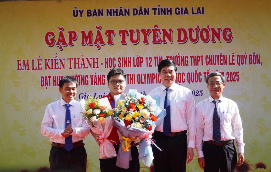 Lãnh đạo UBND tỉnh Gia Lai, Trường Đại học Quy Nhơn khen thưởng học sinh Lê Kiến Thành. Ảnh: Dung Nguyễn.