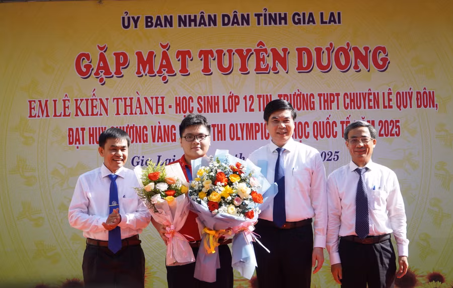 Lãnh đạo UBND tỉnh Gia Lai, Trường Đại học Quy Nhơn khen thưởng học sinh Lê Kiến Thành. Ảnh: Dung Nguyễn.