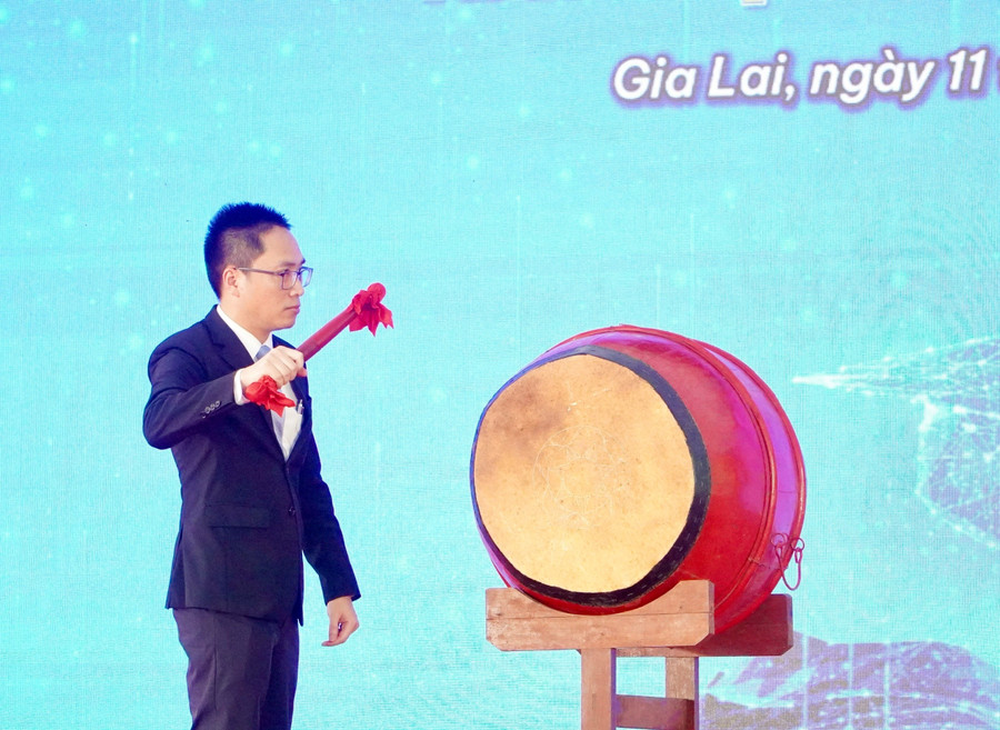 TS Tô Bá Lâm đánh trống chào mừng năm học 2025-2026. z7104381034431-6c3623e55cdd9399fec1e0818880853c.jpg
