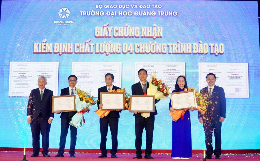 Trung tâm Kiểm định chất lượng giáo dục Sài Gòn trao giấy chứng nhận đạt chuẩn kiểm định chất lượng 4 chương trình đào tạo cho Trường Đại học Quang Trung. z7104381356714-a5f7310c43066fef1aa3a94ce5add816.jpg