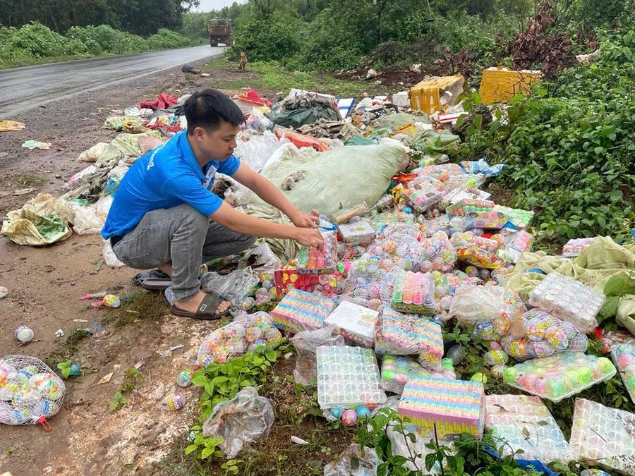 Bánh kẹo, đồ chơi trẻ em bị vứt thành đống bên đường ở Gia Lai