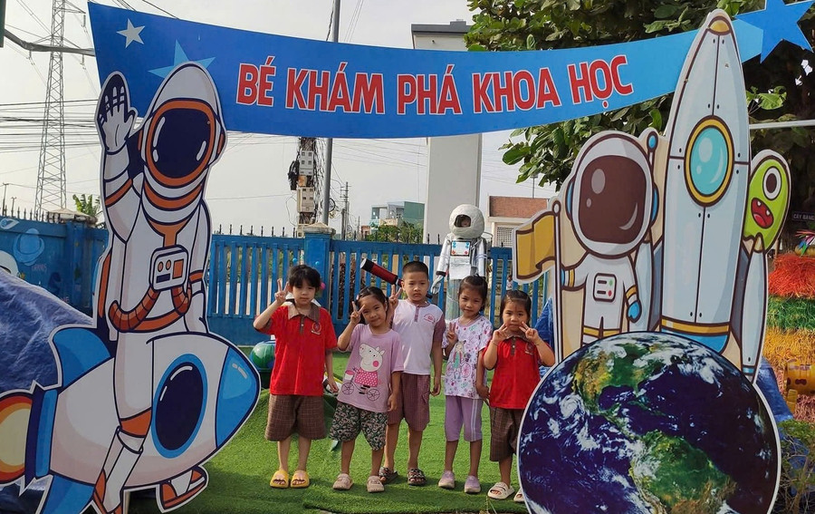 Giáo viên tự lên ý tưởng, thực hiện để bé khám phá khoa học. z6989635465614-ea3ba97e5dc979f3461db822380f5ba0.jpg