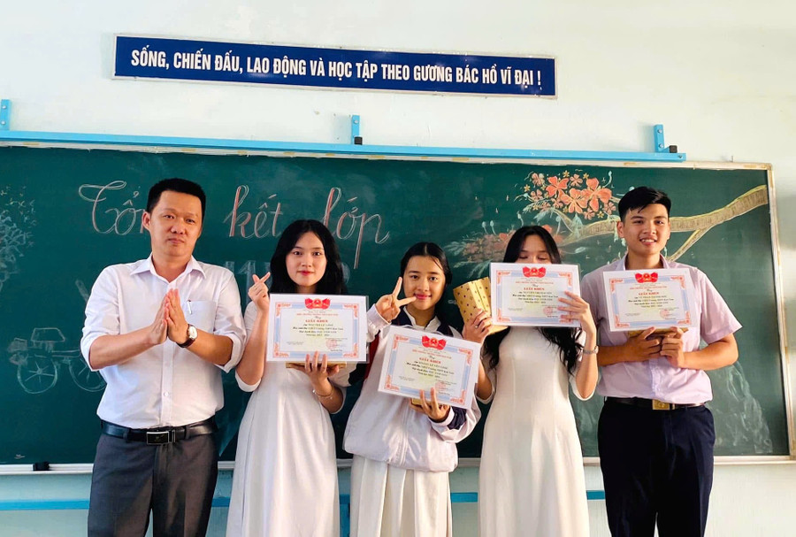 Thầy giáo Trần Quốc Vương luôn tận tụy, thấu hiểu tâm tư của học sinh. Ảnh: NVCC.