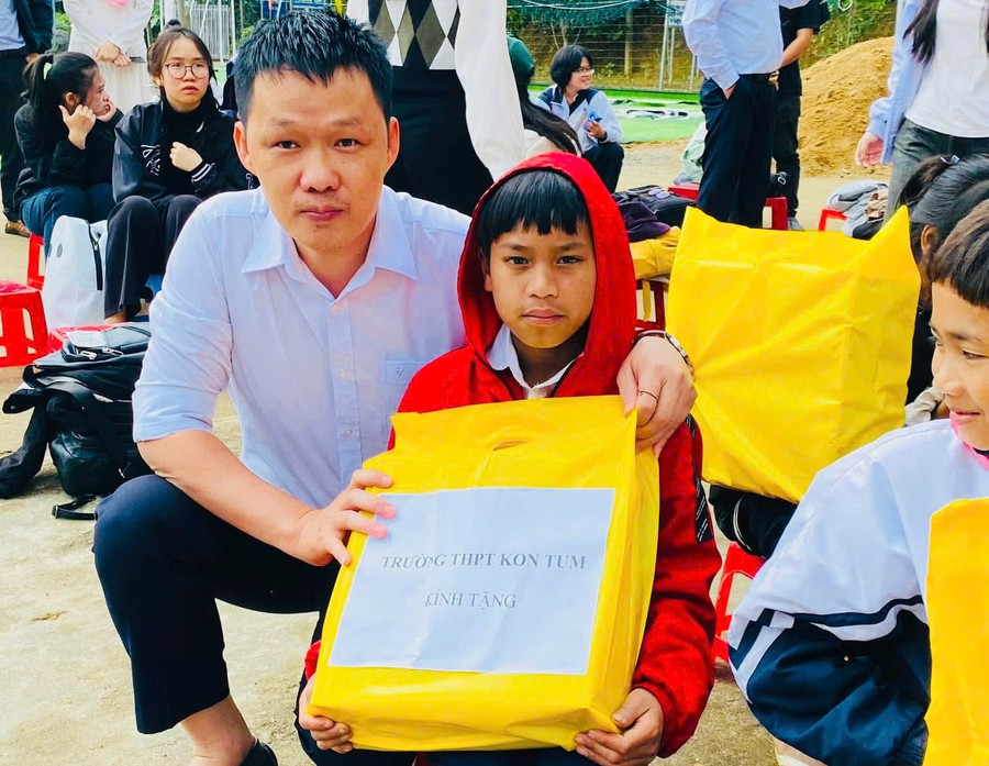 Thầy Vương tặng quà cho học sinh vùng khó. Ảnh: NVCC. z6780146330478-22e4d9dbc68d860aae19cb49345f6912.jpg