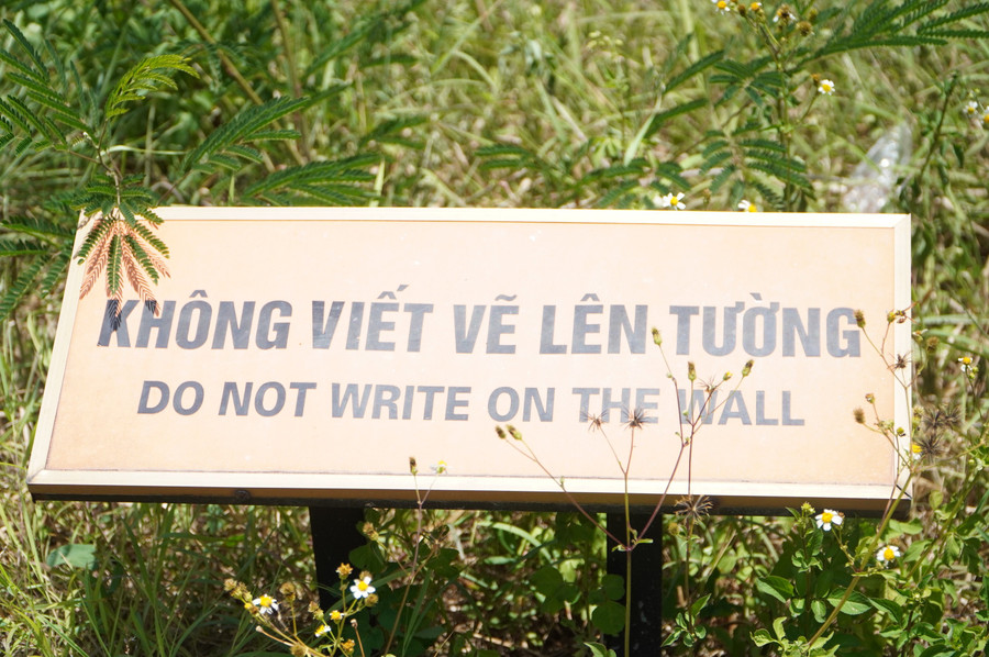 Khuôn viên di tích có biển "Không viết vẽ lên tường". Ảnh: Dung Nguyễn. dsc09746.jpg