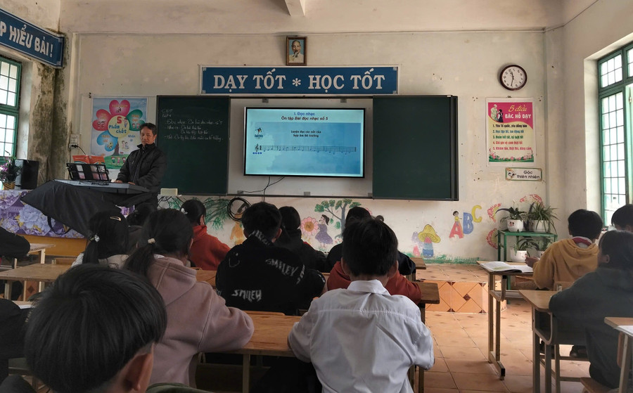 Phòng học xây dựng đã lâu nên bị ẩm mốc, thấm dột mái và tường. Ảnh: Dung Nguyễn. z6711129784963-5c906459453736ac11159388191b1cf9.jpg