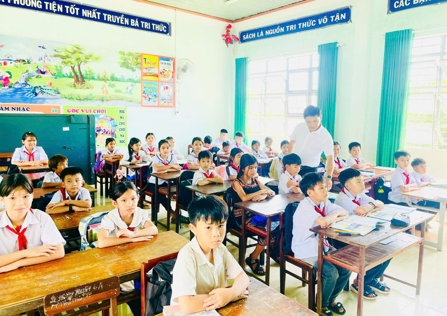 Thầy và trò ở biên giới Gia Lai. z7150316264673-dda0bab3fec17f2e9522f8bd275b8020.jpg