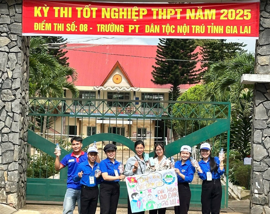 Tình nguyện viên hỗ trợ, động viên thí sinh trước kỳ thi. 511356873-122254498052067575-4063241095096280210-n.jpg