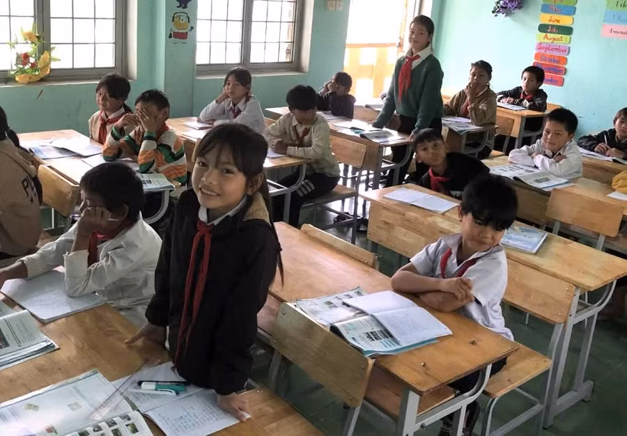 Học sinh tại xã biên giới của Quảng Ngãi trong giờ học tiếng Anh.