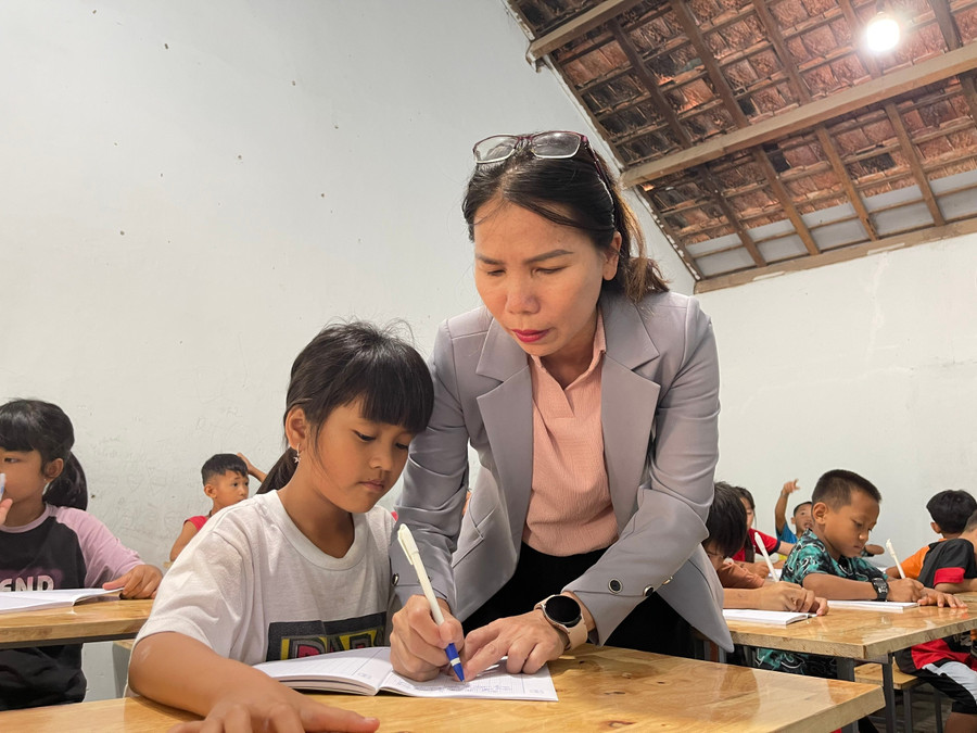 Lớp học miễn phí của cô Trần Thị Thu Thủy ở Cô nhi viện Vinh Sơn 2. Ảnh: Dung Nguyễn.