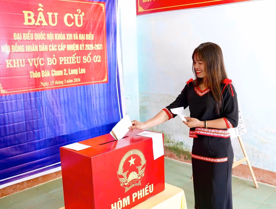 Cử tri người Xơ Đăng trong trang phục truyền thống bỏ phiếu bầu cử.