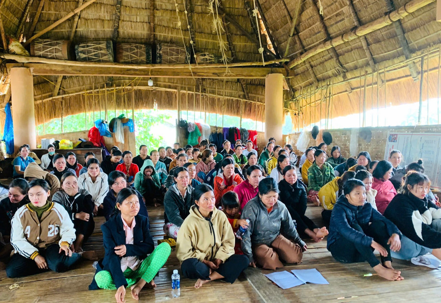 Phụ nữ xã Ngọk Réo được tuyên truyền về bình đẳng giới và hỗ trợ phát triển kinh tế.