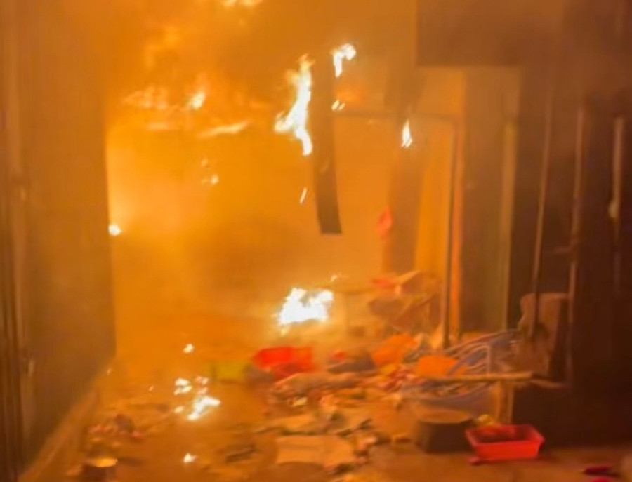 Chợ Bình Dương cháy trước bão Kalmaegi.