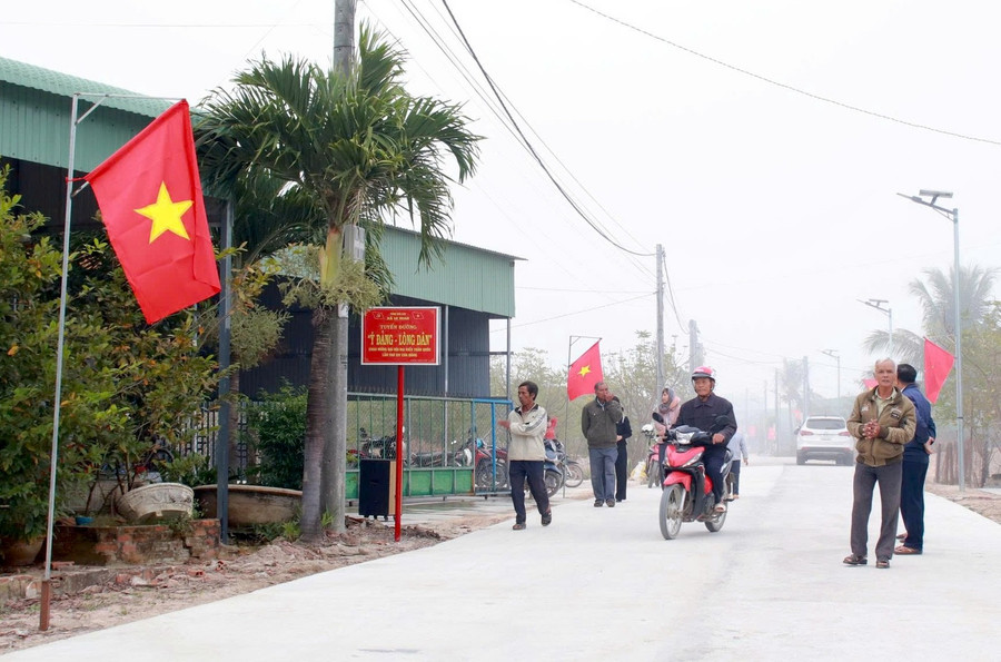 Cờ đỏ sao vàng tung bay trên các tuyến đường xã Ia Hiao.