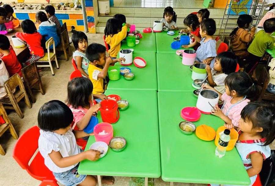 Bữa ăn trưa của HS trương MN Văn Lem.jpg