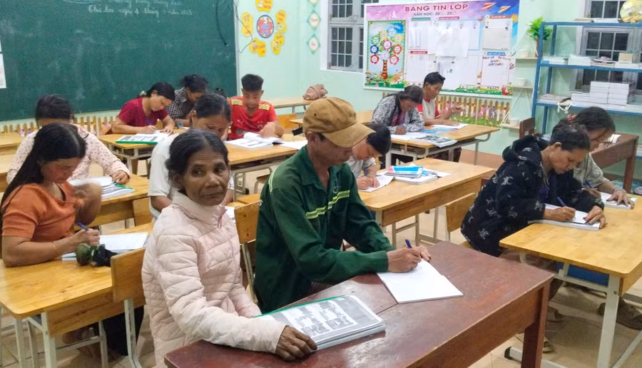 Học viên lớp xóa mù chữ ở Trường Phổ thông Dân tộc Bán trú Tiểu học Đăk Ring.