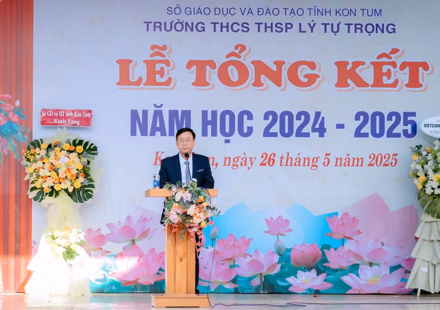 Ông Phạm Đức Phước, Hiệu trưởng Trường THCS Thực hành Sư phạm Lý Tự Trọng tâm đắc với nhóm giải pháp về “Nâng cao năng lực đội ngũ nhà giáo và cán bộ quản lý giáo dục”.