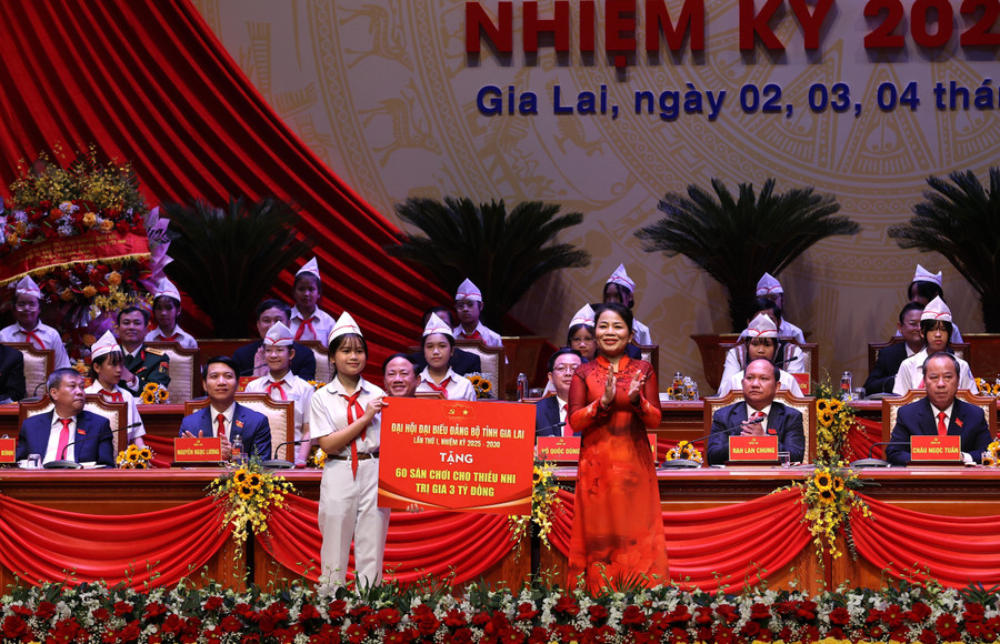 Đại hội tặng 60 sân chơi cho thiếu nhi trị giá 3 tỷ đồng.