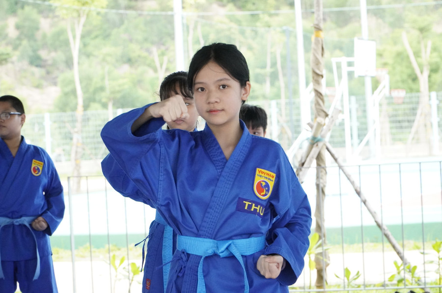 Nữ sinh tự tin học võ Vovinam không chỉ rèn luyện sức khỏe mà còn học được tính nhẫn nại, tự bảo vệ bản thân.