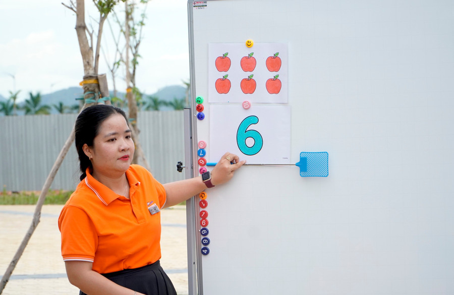 Cô giáo Nguyễn Thị Ngọc Điệp sử dụng hình ảnh màu sắc, sinh động để dạy trò đếm số. dsc1544.jpg