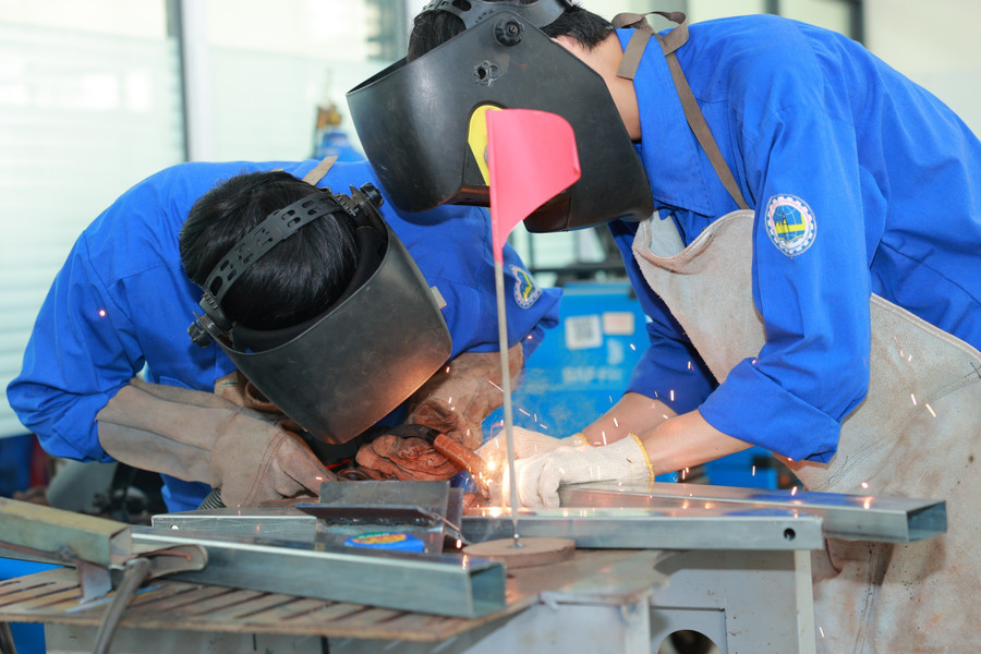Sinh viên Trường Cao đẳng Kỹ thuật Công nghệ Quy Nhơn trong giờ thực hành. 495210148-1290261006434808-1554713339093502406-n.jpg