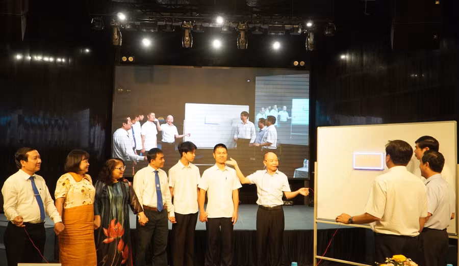 Các đại biểu tham gia thí nghiệm con người có thể dẫn điện. Ảnh: Dung Nguyễn.