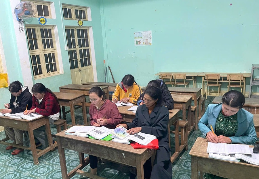 Ban ngày lên rẫy, tối đến chẳng ai bảo ai, các học viên ra lớp đủ đầy. z7098416162495-d67002366721c4d5a4d4f653a6bbb27f.jpg