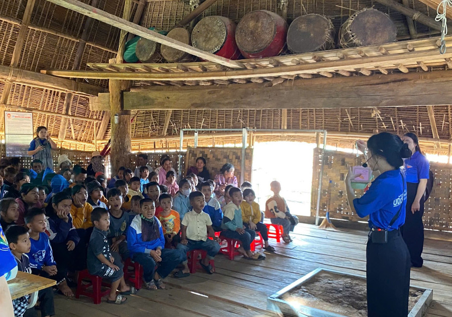 Nhóm sinh viên dạy chữ, hướng dẫn người dân kênh “Bình dân học vụ” đến người dân. z6856782634425-63b1717c5700ed58dbfc55d90072f301.jpg