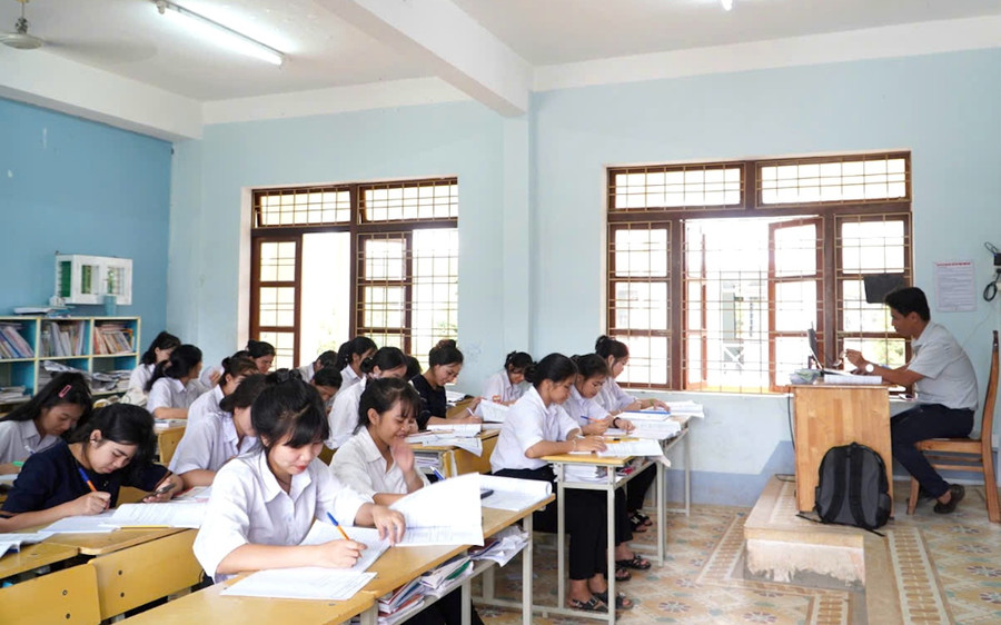 Không chỉ ôn thi thông qua hoạt động ngoại khóa, Trường Phổ thông trung học Dân tộc nội trú tỉnh Kon Tum còn có nhiều phương pháp ôn tập. Ảnh: Dung Nguyễn. 3-on-thi.jpg
