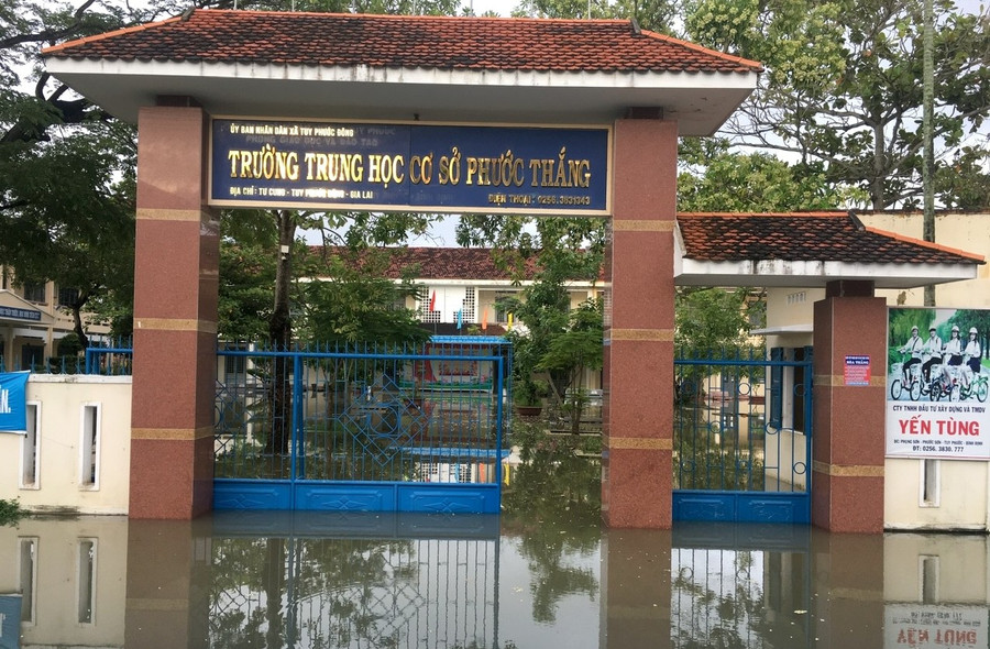 Trường THCS Phước Thắng ngập sâu trong nước.