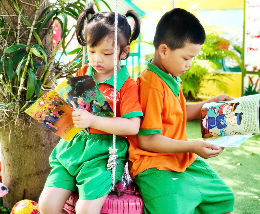 Trẻ đọc sách - truyện, nâng cao tri thức.