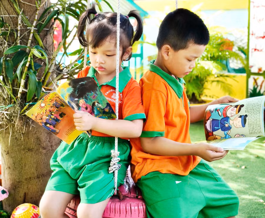 Trẻ đọc sách - truyện, nâng cao tri thức.