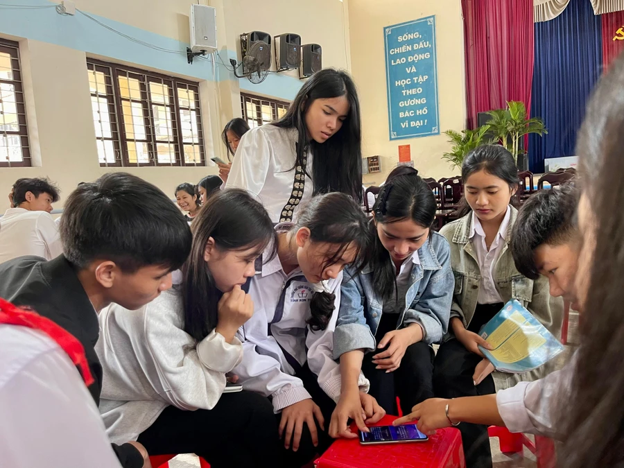 Các nhóm sôi nổi thảo luận, trả lời câu hỏi. Ảnh: Dung Nguyễn.