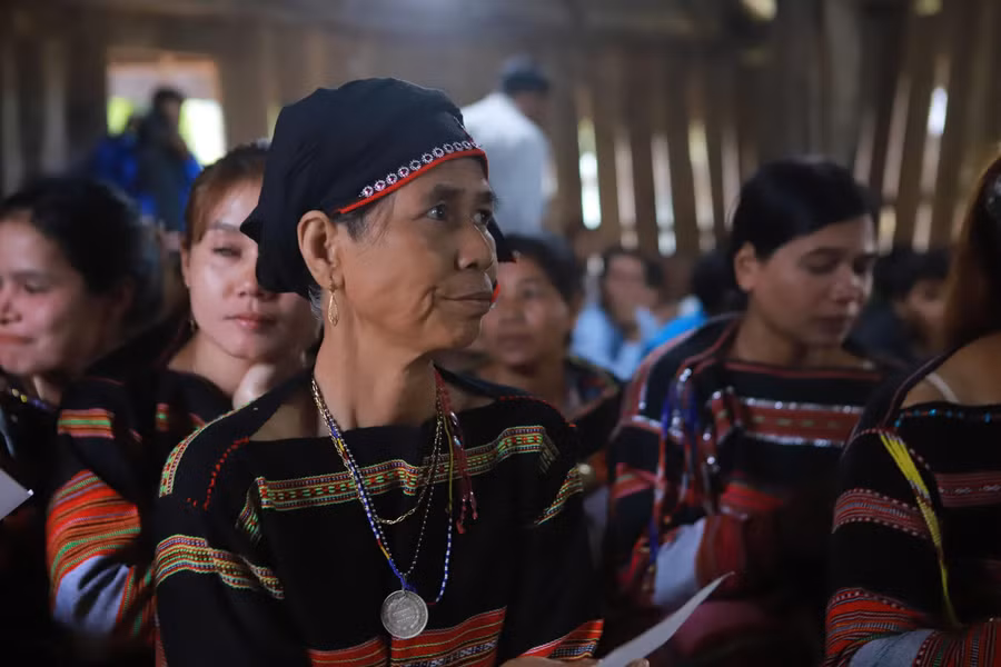 Cử tri làng O2 tham gia bỏ phiếu.