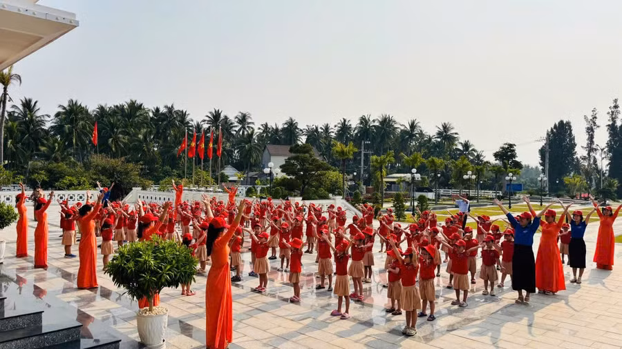 Trường Mầm non Tam Quan Bắc tổ chức cho trẻ tham quan, trải nghiệm tại Nhà lưu niệm Chi bộ Cửu Lợi.