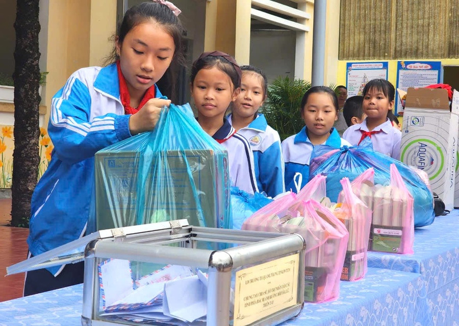 Học sinh Trường Tiểu học Quang Trung (TP Kon Tum) hỗ trợ nhu yếu phẩm, tiền mặt cho người dân, các bạn vùng bão lũ.