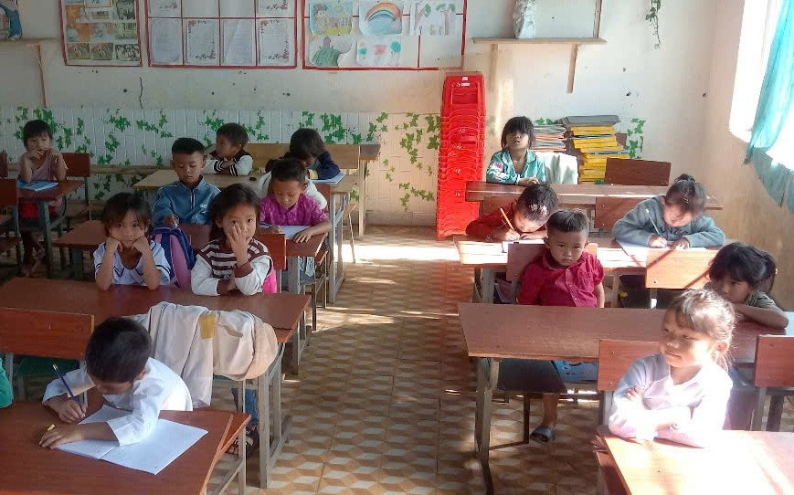 Phòng học đã xây dựng từ lâu xuống cấp, hư hỏng ảnh hưởng đến công tác dạy học. z6711059543941-434d01f921f0330f2d5d067e5b3adaca.jpg