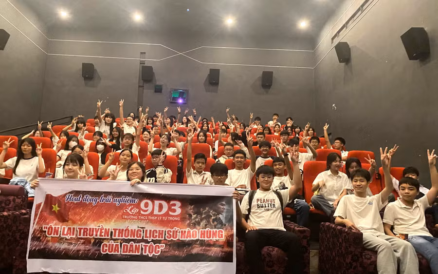 Học sinh Trường THCS - Thực hành Sư phạm Lý Tự Trọng tìm hiểu lịch sử dân tộc qua bộ phim Mưa đỏ.