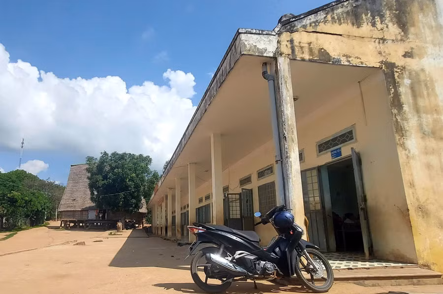 Dãy phòng học ở thôn Kon Teo Đăk Lấp bên cạnh nhà rông.