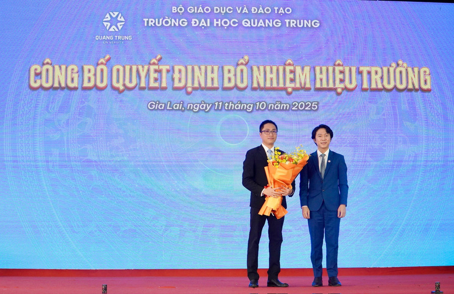 Công bố quyết định Hiệu trưởng Trường Đại học Quang Trung cho TS Tô Bá Lâm. z7104380920962-6bd840e34048d27e9cc101c2dbc77b38.jpg