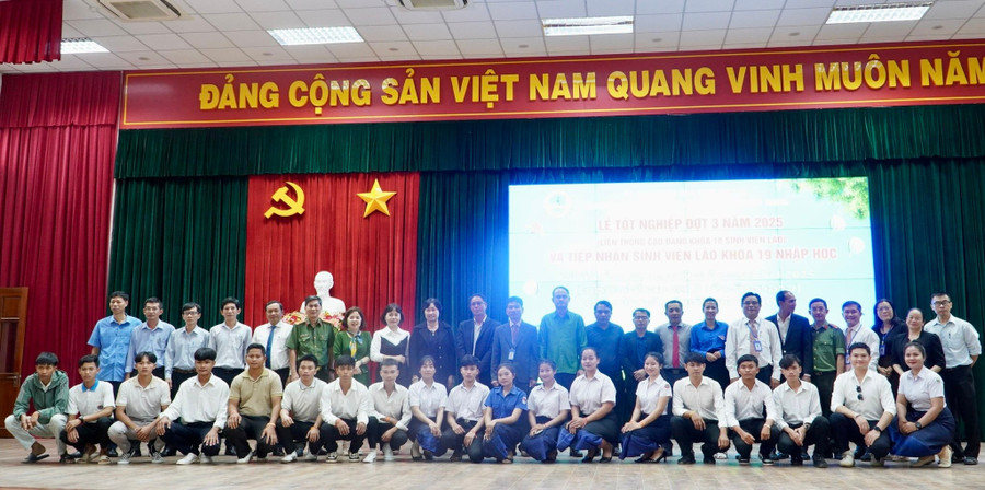Trường Cao đẳng Kỹ thuật Công nghệ Quy Nhơn tiếp nhận 19 sinh viên Lào học hệ liên thông. z7333085952519-29c0e1db02180a1344c80ba209f2bbb3.jpg