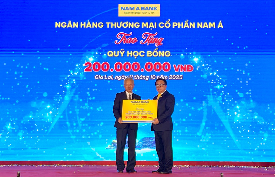 Các doanh nghiệp trao tặng học bổng cho Trường Đại học Quang Trung. z7104413602618-6562e9a768ccc95023f2ceb597314acd.jpg