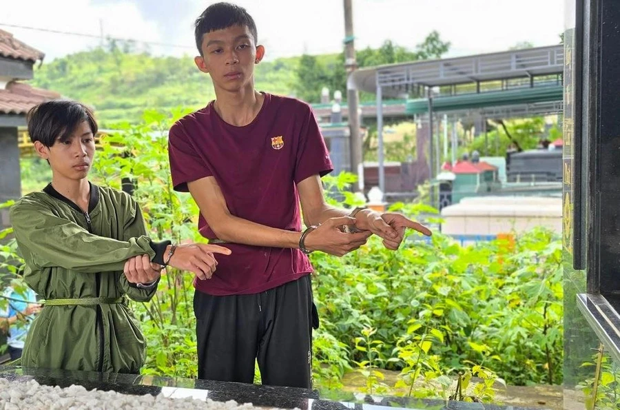 Nhóm thanh niên vào nghĩa trang cạy phá nhôm mang đi bán bị bắt giữ. (Ảnh: Công an TP Pleiku)