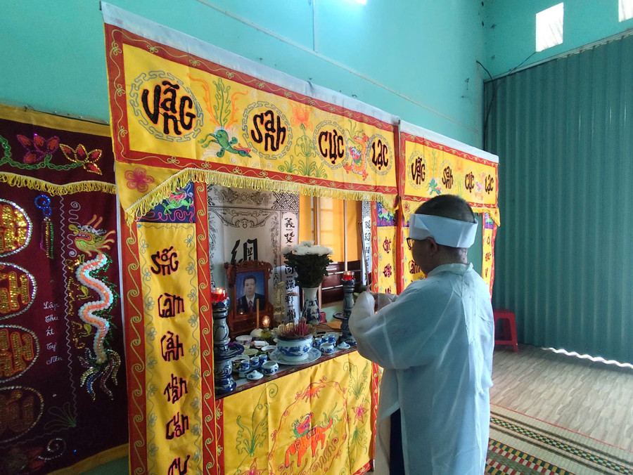 Song Nguyên lặng lẽ thắp nén nhang cho cha mẹ.