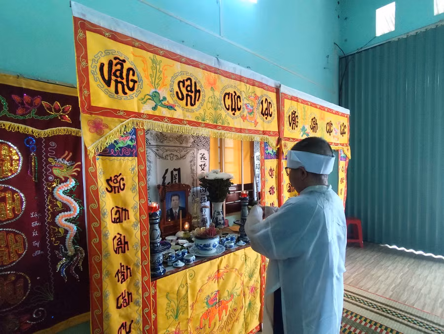 Song Nguyên lặng lẽ thắp nén nhang cho cha mẹ.